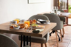 Daily buffet breakfast for a fee - Hotel Can Xim (Alaro)
