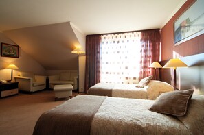 Deluxe Double or Twin Room, 1 Bedroom | 1 bilik tidur, peralatan tempat tidur premium, bar mini