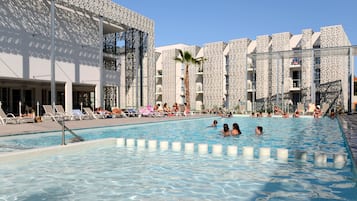 Una piscina al aire libre de temporada