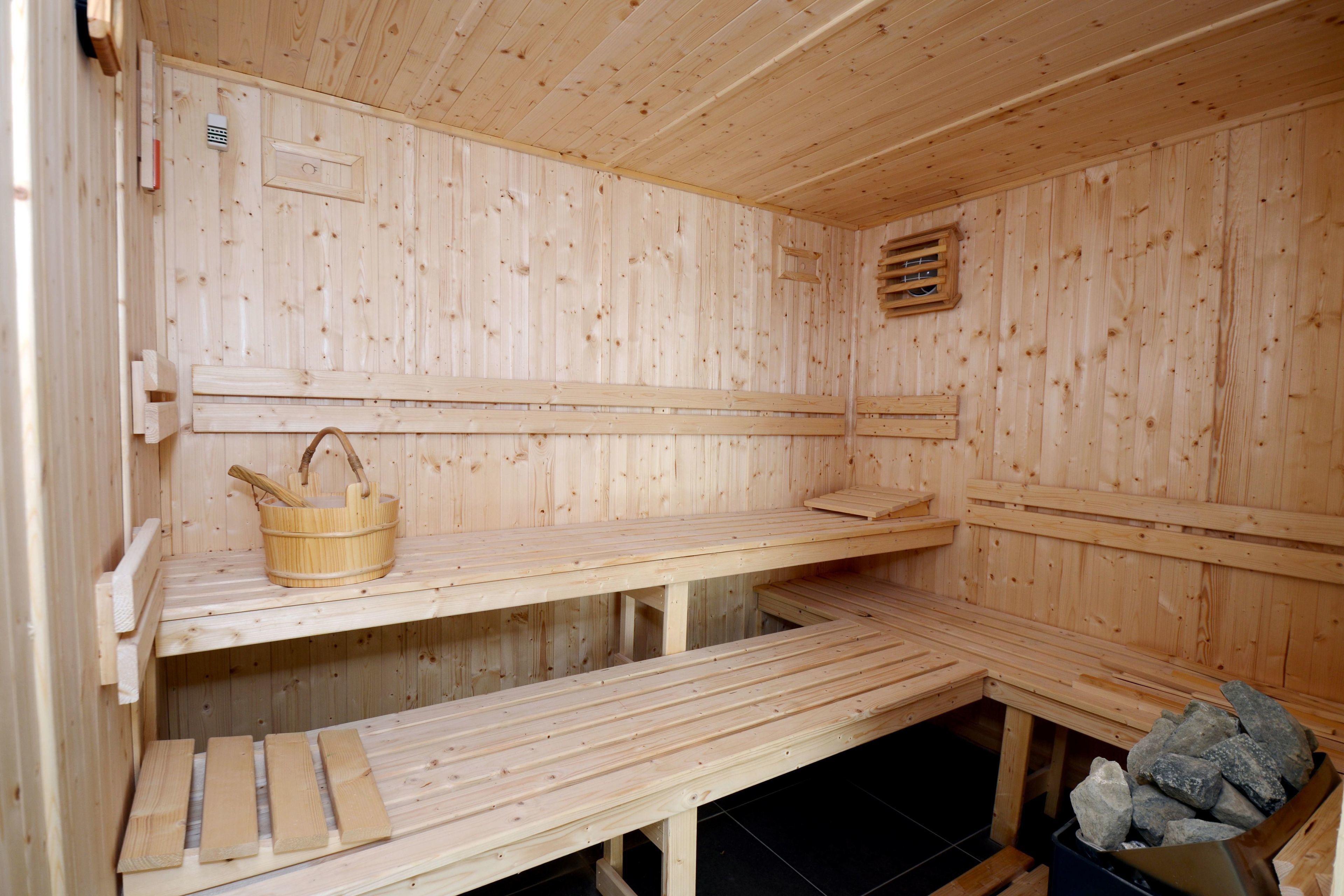 Una sauna in legno con panche e un portabiancheria.