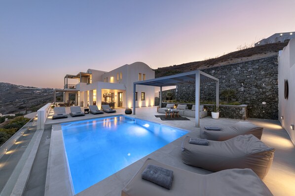 Eolia Gold Villa with Private Heated Pool | 4 sovrum, egyptiska bomullslakan och sängtillbehör av högsta kvalitet