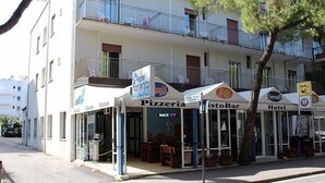 A building with a pizzeria, a bar, and a hotel on the ground floor. - Hotel Sorrento (Jesolo)