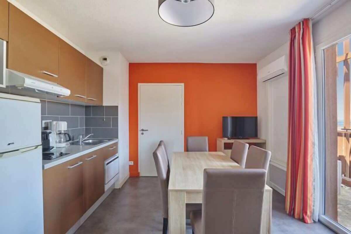 Private kitchen | Fridge, microwave, stovetop, cookware/dishes/utensils