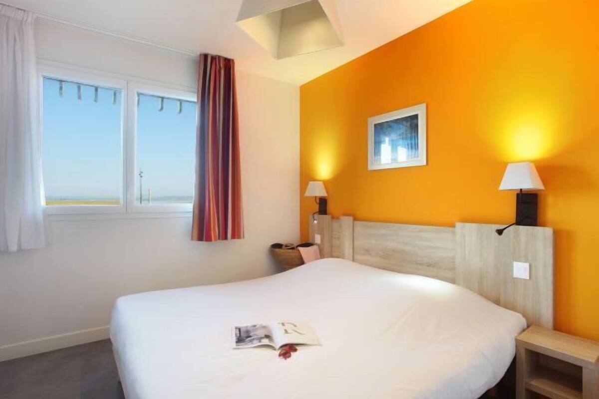 Cribs/infant beds, free WiFi