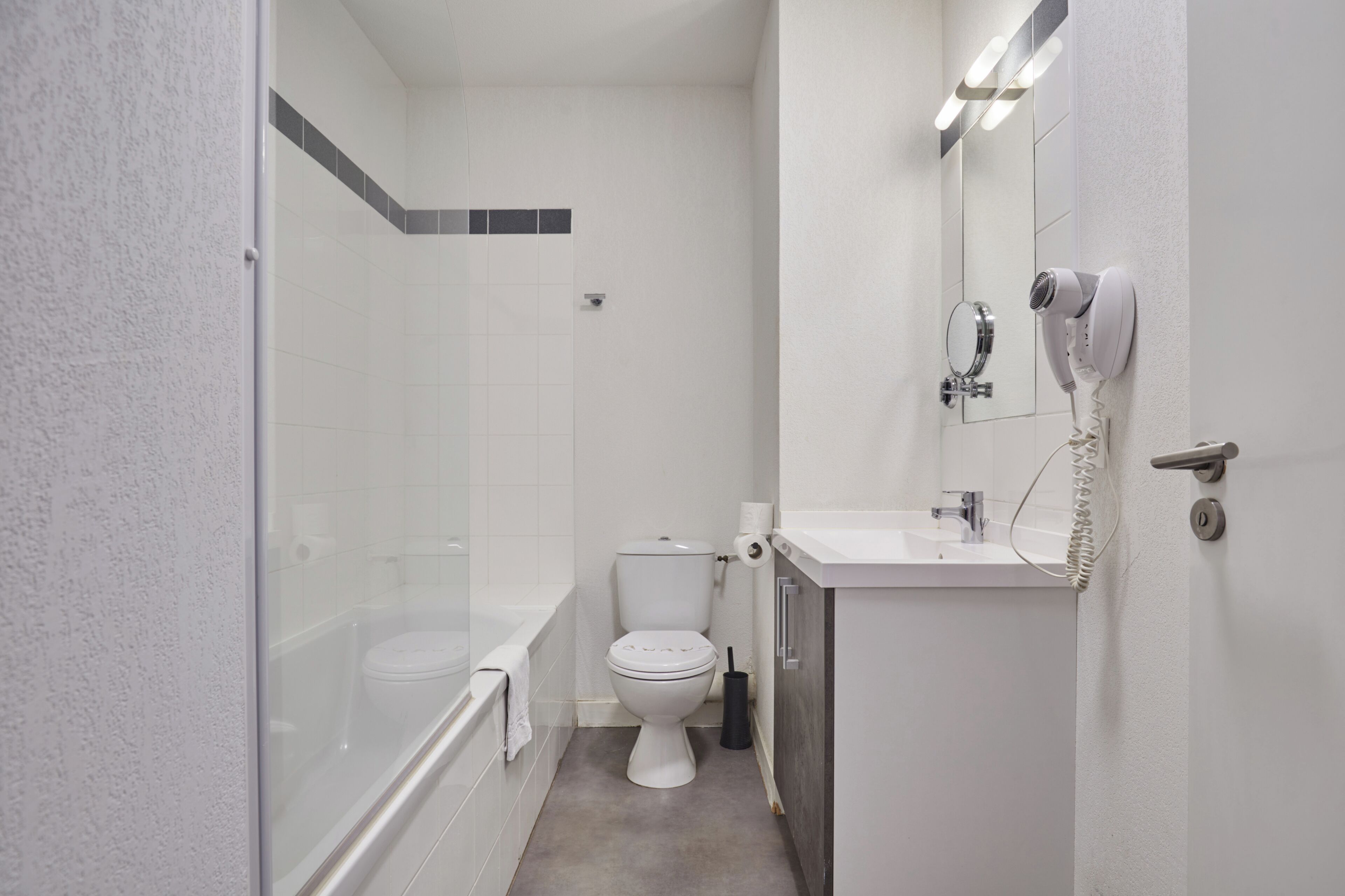 Ein Badezimmer mit Toilette, Waschbecken und Dusche.