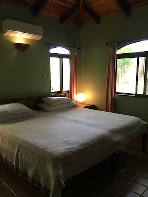 Ropa de cama de alta calidad y caja de seguridad en la habitación