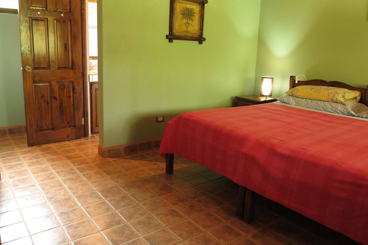 Ropa de cama de alta calidad y caja de seguridad en la habitación