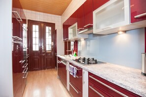 Deluxe-Apartment, 2 Schlafzimmer, Stadtblick | Eigene Küche | Großer Kühlschrank, Mikrowelle, Herdplatte, Geschirrspüler