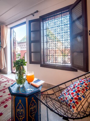 Suite Sénior, balcon, vue cour intérieure | Literie de qualité supérieure, coffres-forts dans les chambres