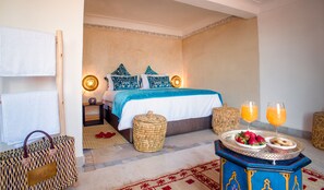 Sängtillbehör av högsta kvalitet och värdeförvaringsskåp på rummet