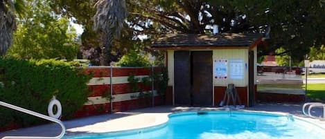 Una piscina al aire libre de temporada