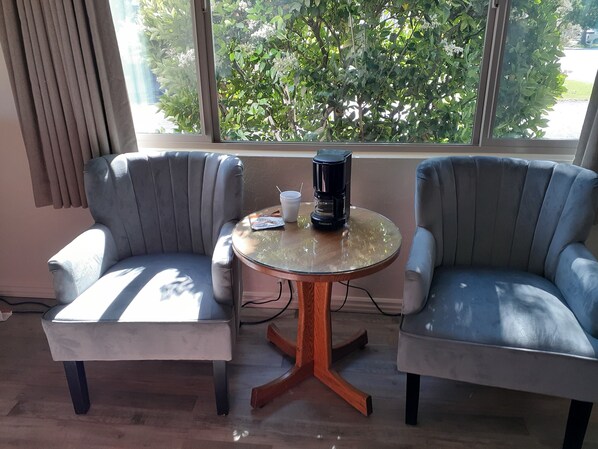 ستائر تعتيم ومكواة/لوح كي وواي فاي مجانًا وملاءات أسرّة