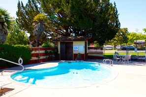 Una piscina al aire libre de temporada