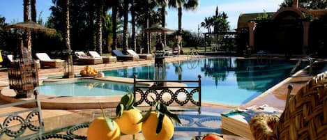 Piscine extérieure, cabanons gratuits, parasols de plage