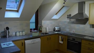 Apartemen Premium, 2 kamar tidur, pemandangan sungai | Dapur pribadi | Lemari es besar, microwave, oven, dan kompor