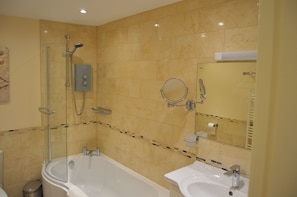 Premium Apartment, 2 Bedrooms, River View | Bathroom | Combined shower/bathtub, designer toiletries, hair dryer - Ness View Apartment (Inverness)