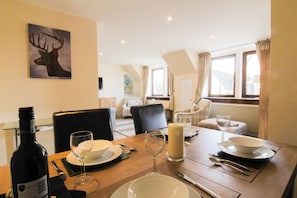 Premium-Apartment, 2 Schlafzimmer, Flussblick | Essbereich im Zimmer