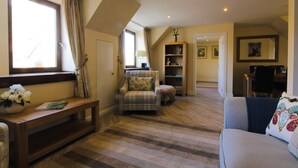Premium Apartment, 2 Bedrooms, River View | 2 bedrooms, Egyptian cotton sheets, premium bedding, desk - Ness View Apartment (Inverness)