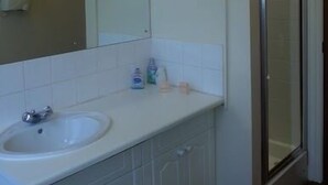 Free toiletries, hair dryer (on request), towels - Excel Guest House (London)