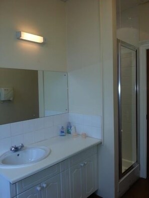 Free toiletries, hair dryer, towels - Excel Guest House (London)