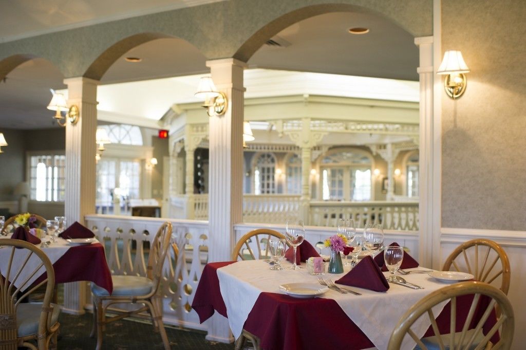 2 restaurants, lunch served