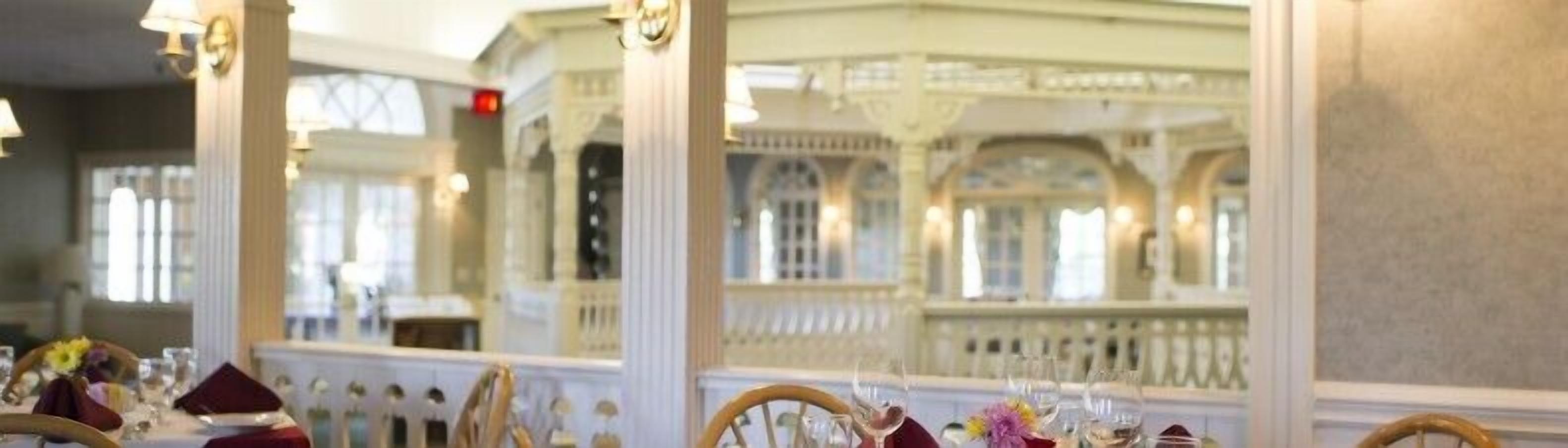 2 restaurants, lunch served