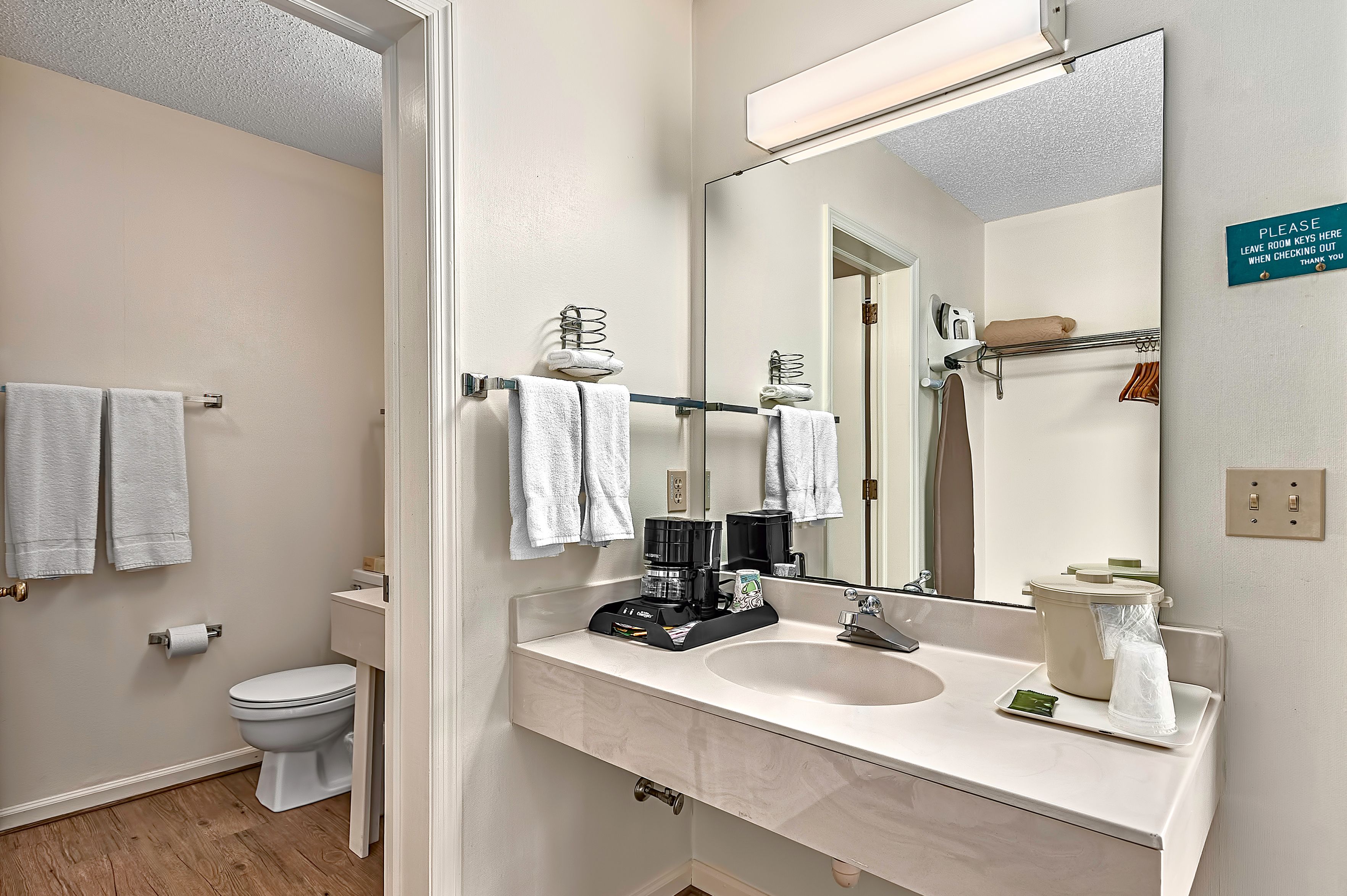 standard room, 2 queen beds, golf view | bathroom | combined shower/bathtub, free toiletries, hair dryer, towels