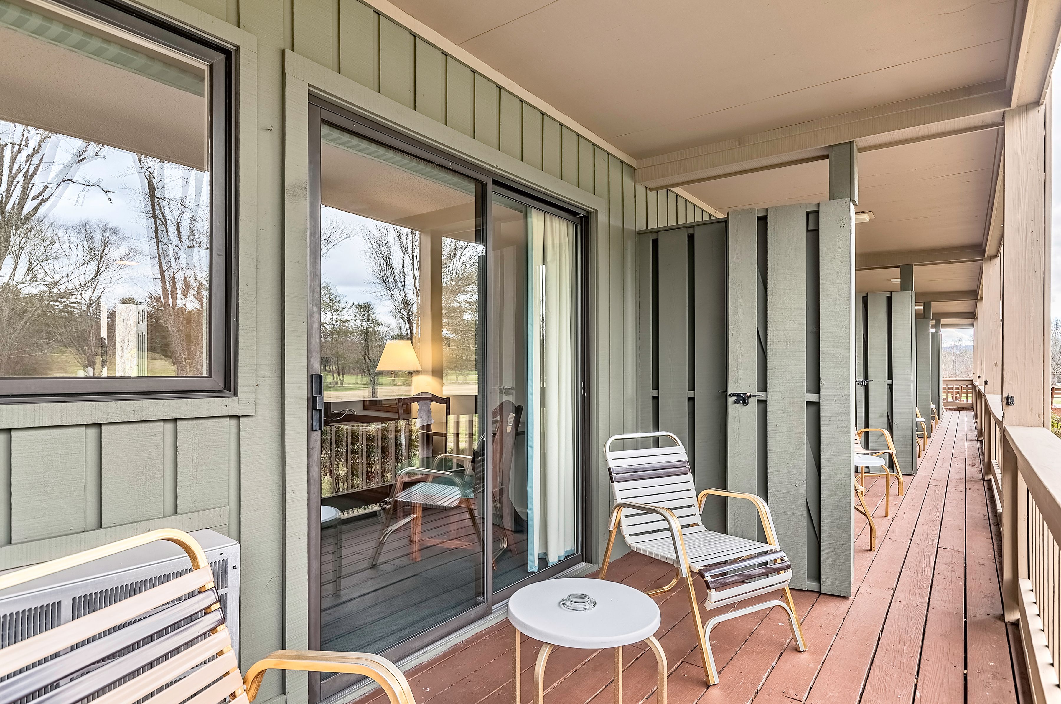 standard room, 2 queen beds, golf view | balcony