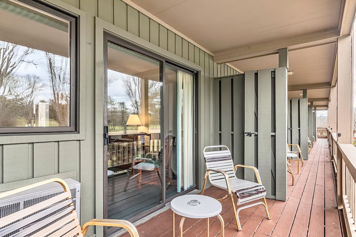 standard room, 2 queen beds, golf view | balcony