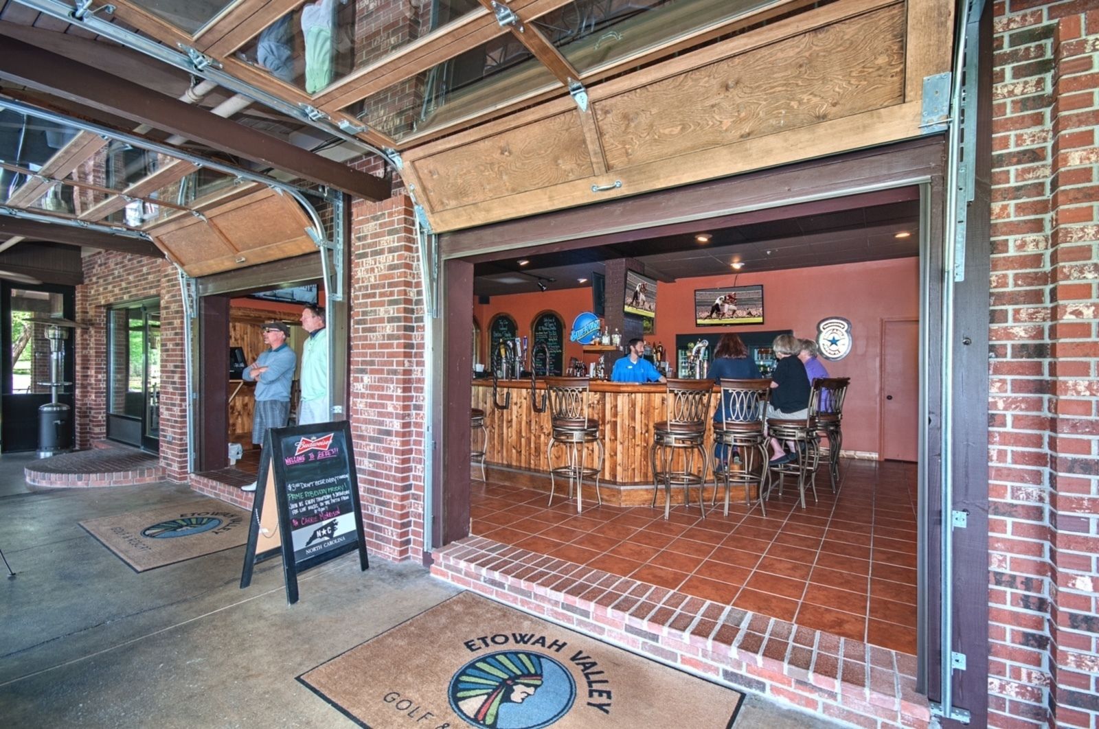 2 restaurants, lunch served