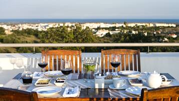 Breakfast, lunch, dinner served; Regional cuisine