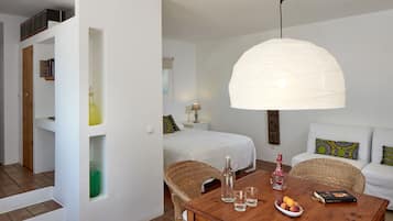 Habitación doble, terraza | Decoración individual, mobiliario individual, escritorio