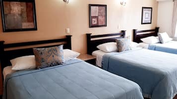Habitación triple | Sábanas italianas Frette, ropa de cama hipoalergénica y edredón