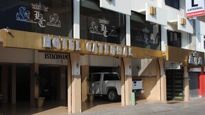 Ein Hotel Eingang, in dem ein weißer SUV geparkt ist.