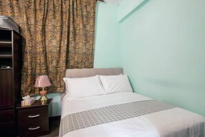 Zimmer (Simplicity Room) | 1 Schlafzimmer, Pillowtop-Betten, Schreibtisch, Bügeleisen/Bügelbrett