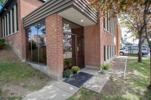 Property entrance - Smile Back Bed and Breakfast (Toronto)