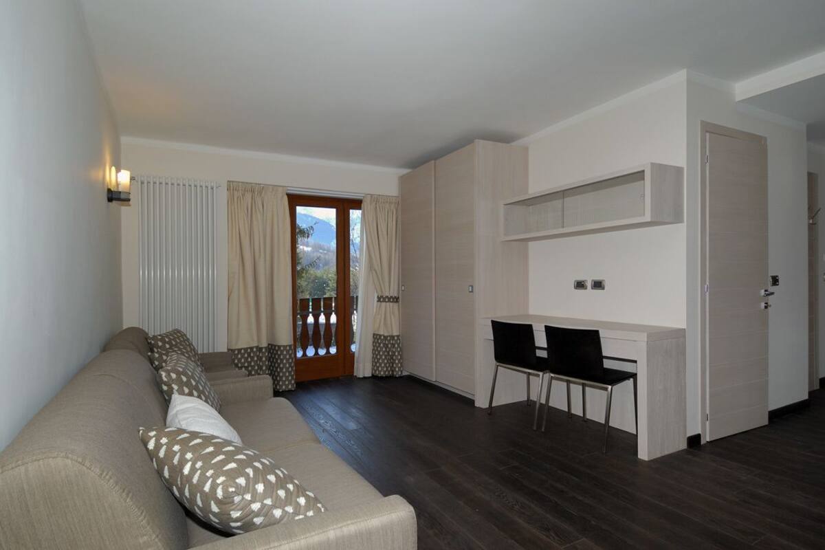 Suite Deluxe | Zona de estar | Una televisión de pantalla plana