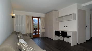 Deluxe suite | Woonruimte | Een flatscreentelevisie