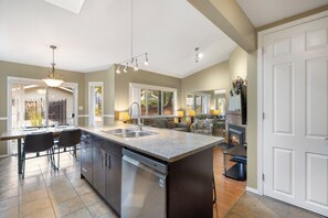 Fridge, microwave, oven, stovetop - Ocean Trails Resort (Parksville)