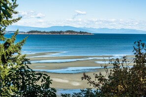 Beach nearby - Ocean Trails Resort (Parksville)