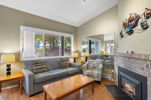 Unit 30-2 Bedrooms | Vardagsrum | Tv, eldstad och dvd-spelare