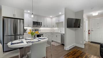 Unit 42-1 Bedroom | Área de sala de estar | Televisión, chimenea y reproductor de DVD