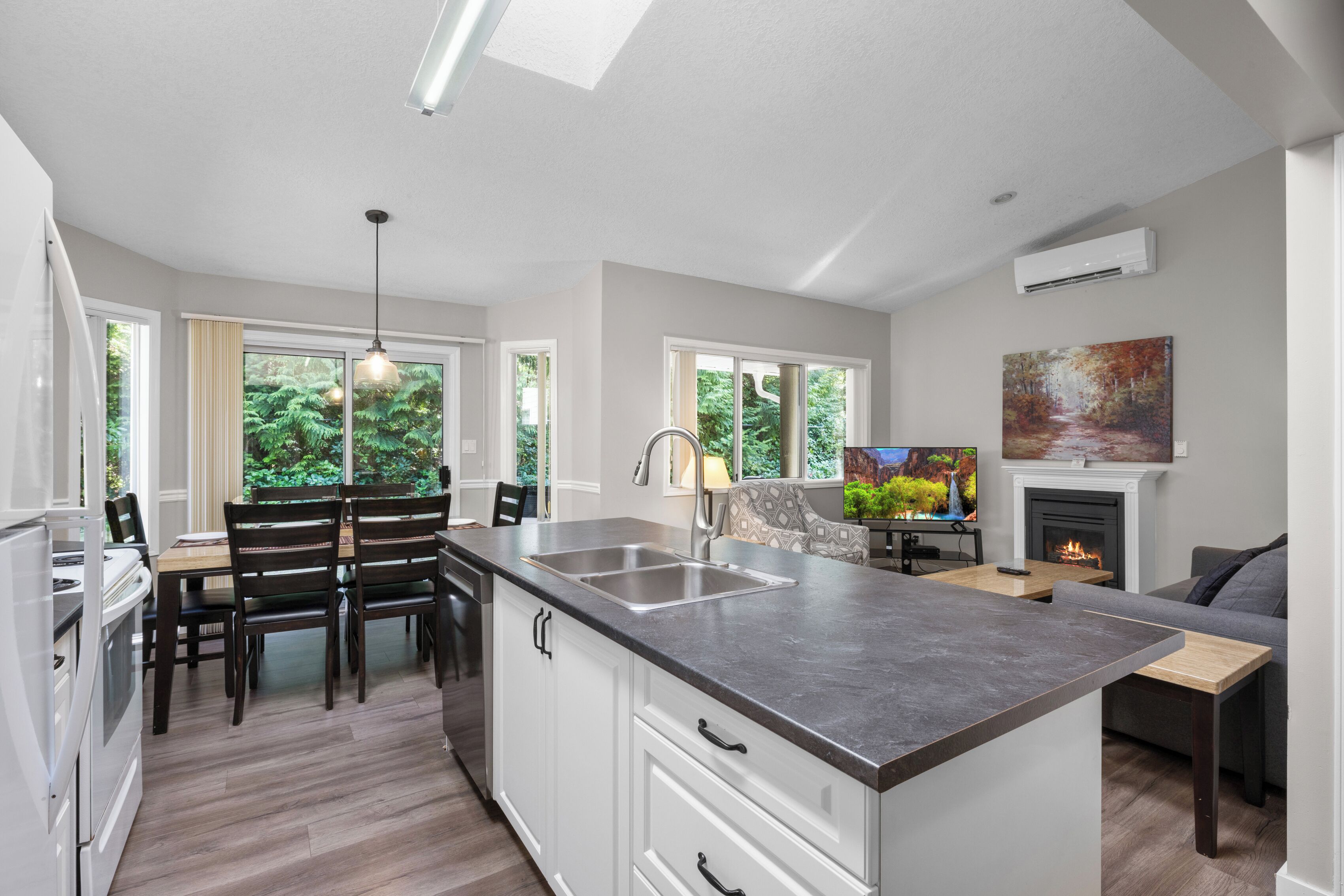 Unit 75-3 Bedrooms | Private kitchen | Fridge, microwave, oven, stovetop