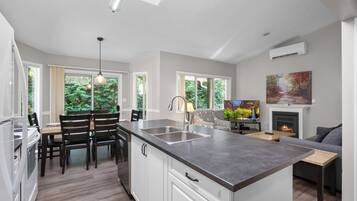 Unit 75-3 Bedrooms | Private kitchen | Fridge, microwave, oven, stovetop