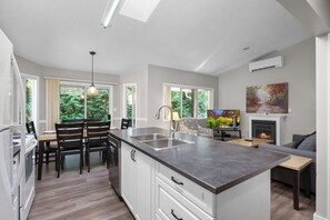 Unit 75-3 Bedrooms | Cuisine privée | Réfrigérateur, micro-ondes, four, plaque de cuisson
