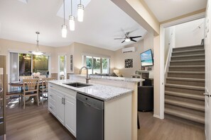 Fridge, microwave, oven, stovetop - Ocean Trails Resort (Parksville)