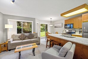 TV, fireplace, DVD player - Ocean Trails Resort (Parksville)