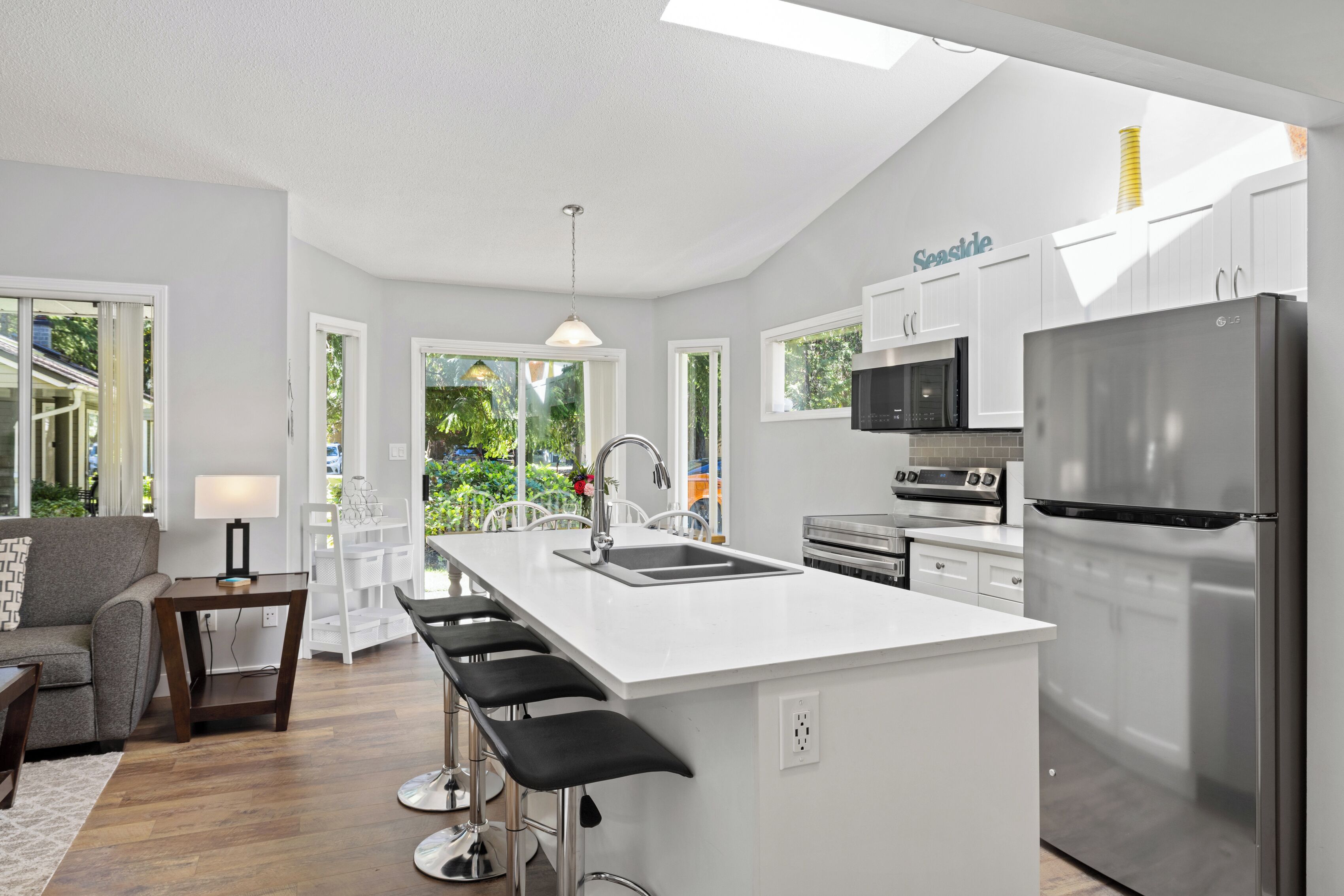 Unit 10-2 Bedrooms | Cocina privada | Frigorífico, microondas, horno y placa de cocina