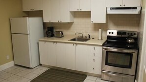 Condo, 2 habitaciones | Cocina privada | Cafetera y tetera, refrigerador con congelador y microondas 
