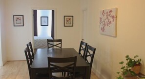 Appart'hôtel, 3 chambres | Restauration dans la chambre
